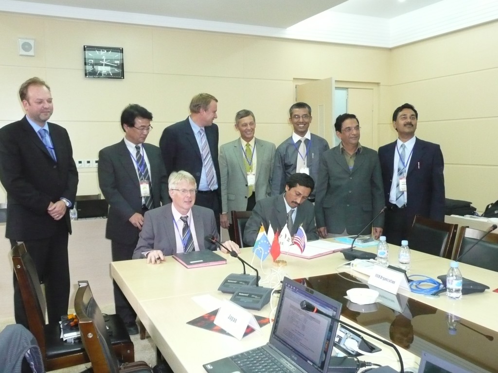 Shishir P. Deshpande, Project Director of ITER-India, and Norbert Holtkamp, Principal Deputy Director-General of the ITER Organization, sign the In-Wall Shielding Procurement Arrangement. Others in the picture from left to right are Akko Maas, Yusuke Tada, Guenter Janeschitz, Peter Swenson, Indranil Bandyopadhyay, Haresh Pathak (Responsible Officer) and Vinay Kumar.