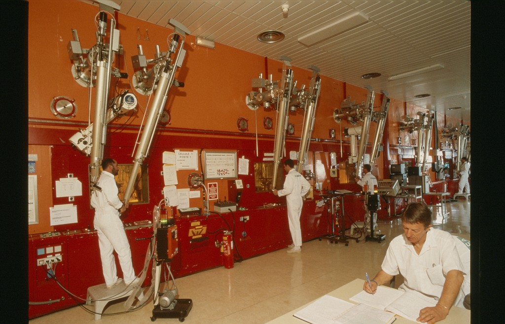 The fabrication process of plutonium-based nuclear fuel was performed using a cascade of 450 sealed containers—so-called "glove boxes." Between 1964 and 2004, 350 tonnes of such fuel were manufactured in Cadarache's ATPu. 
© CEA-Cadarache