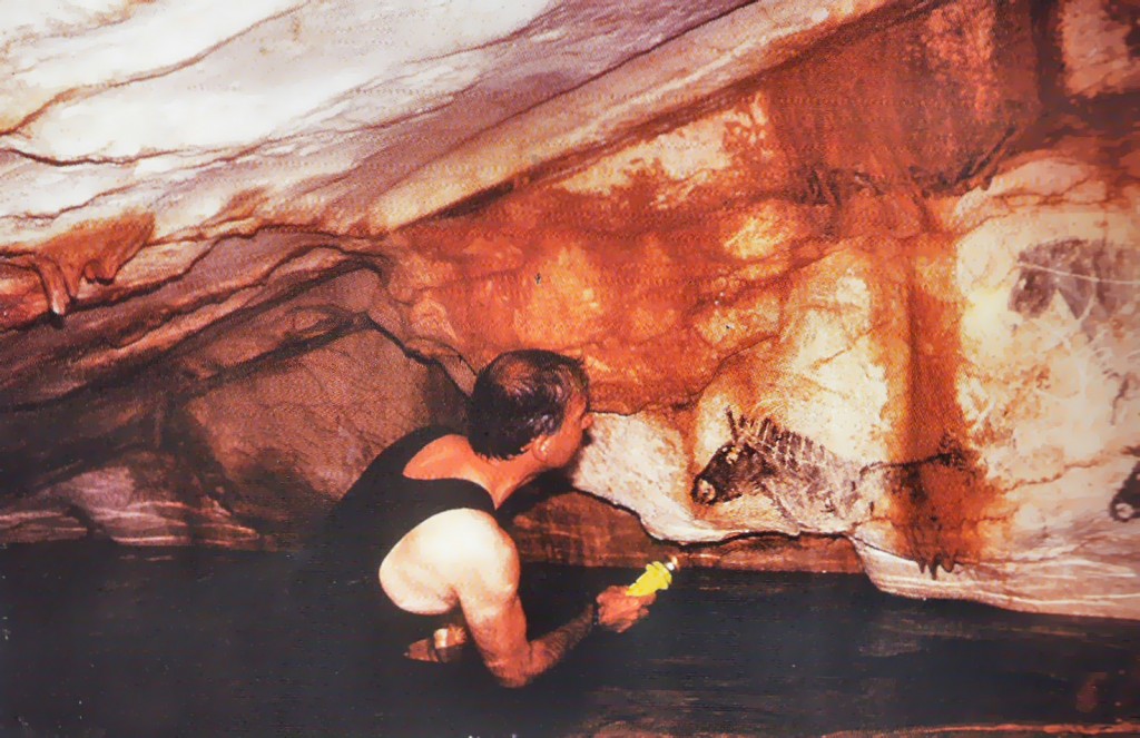 Only a few people have actually seen the marvels of the Cosquer Cave: the professional diver who discovered it in 1985 and a handful of divers-archaeologists.
© Jean Courtin, Jean Clottes, Luc Vanrell
