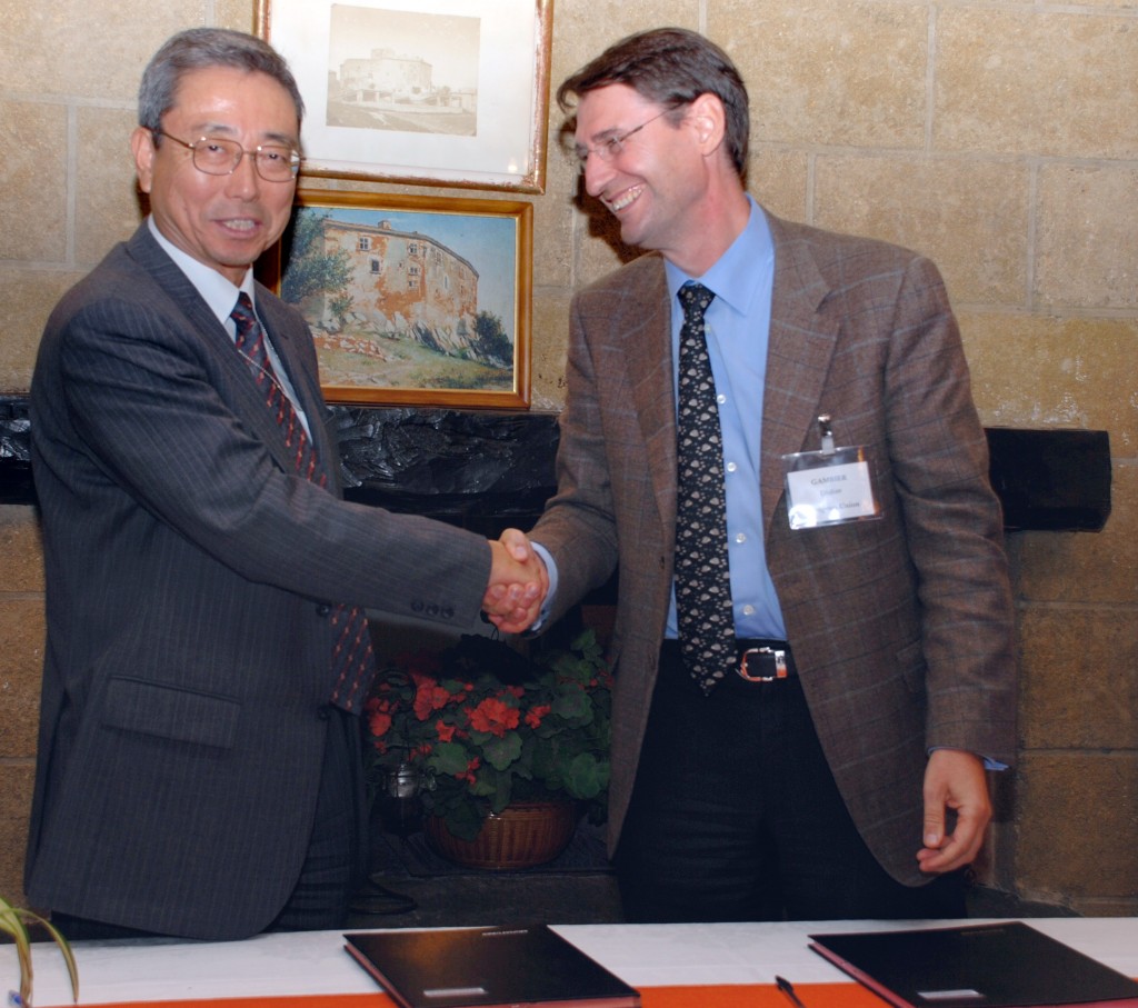 ITER Director-General Kaname Ikeda and Didier Gambier, the Head of the European Domestic Agency, signing Procurement Arrangement #28.