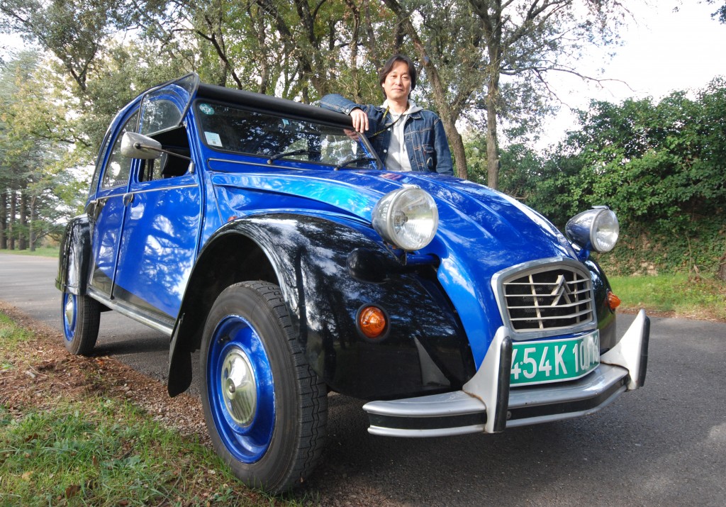 Ten years ago, to celebrate the birth of his daughter, Atsumi designed a new black and blue colour pattern for his beloved 2CV.