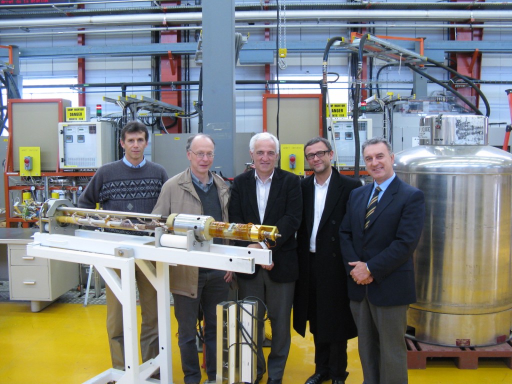 Luca Bottura, Head of the CERN Superconductor and Devices Section; Neil Mitchell, Head of the ITER Magnet Division; Frederick Bordry, Head of the CERN Technology Department; Arnaud Devred, Head of the ITER Superconductor Systems & Auxiliaries Section; and Lucio Rossi, Head of the CERN Magnet, Superconductors and Cryostats Group, standing in front of a sample holder used for critical current measurements of Nb3Sn strands. 