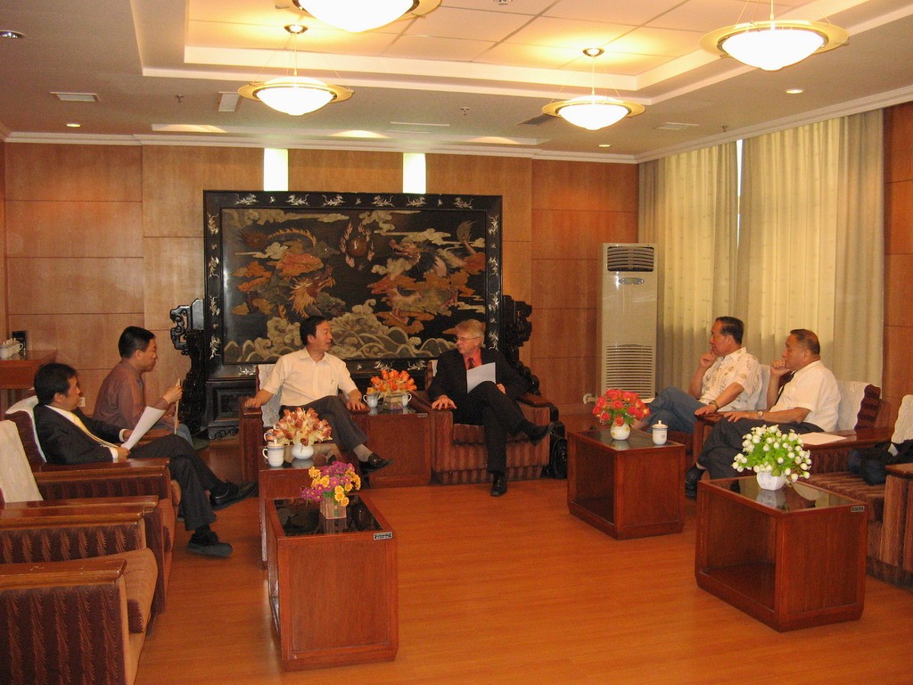 Middle: Norbert Holtkamp talking to the Director-General of ASIPP, Jiangang Li. On the far right, ITER DDG for Administration, Shaoqi Wang.