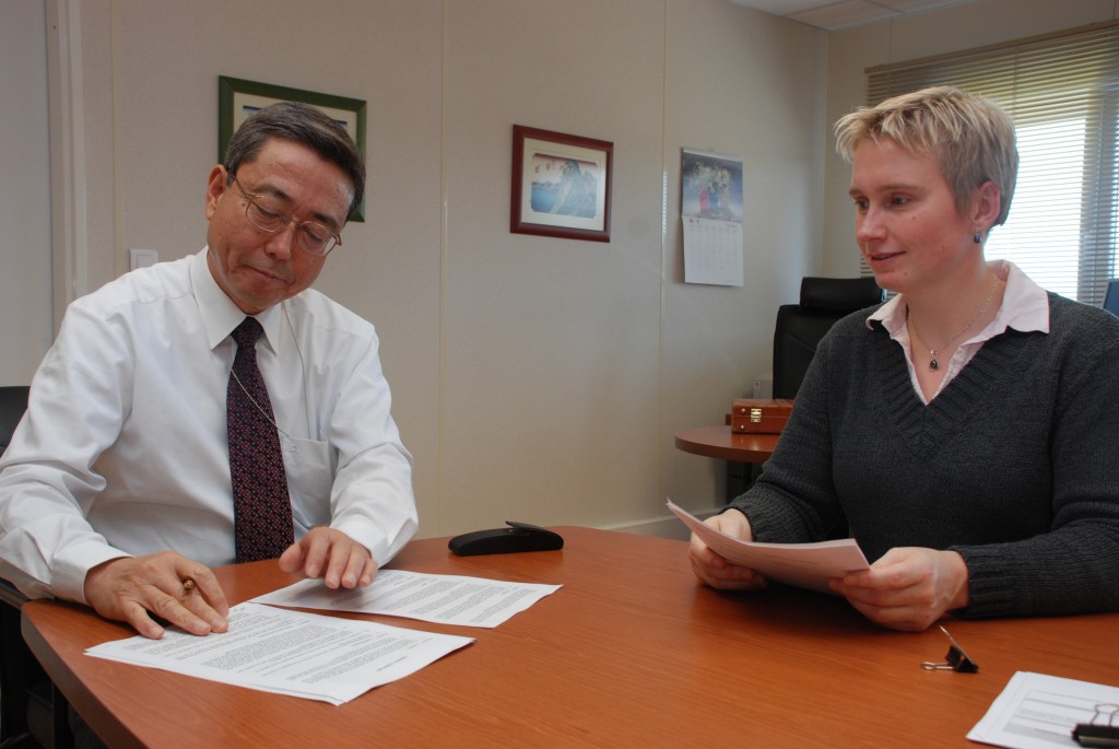 ITER Director-General Kaname Ikeda signing the Central Solenoid Conductor Procurement Arrangement, assisted by Ina Backbier, Senior Project Coordinator.