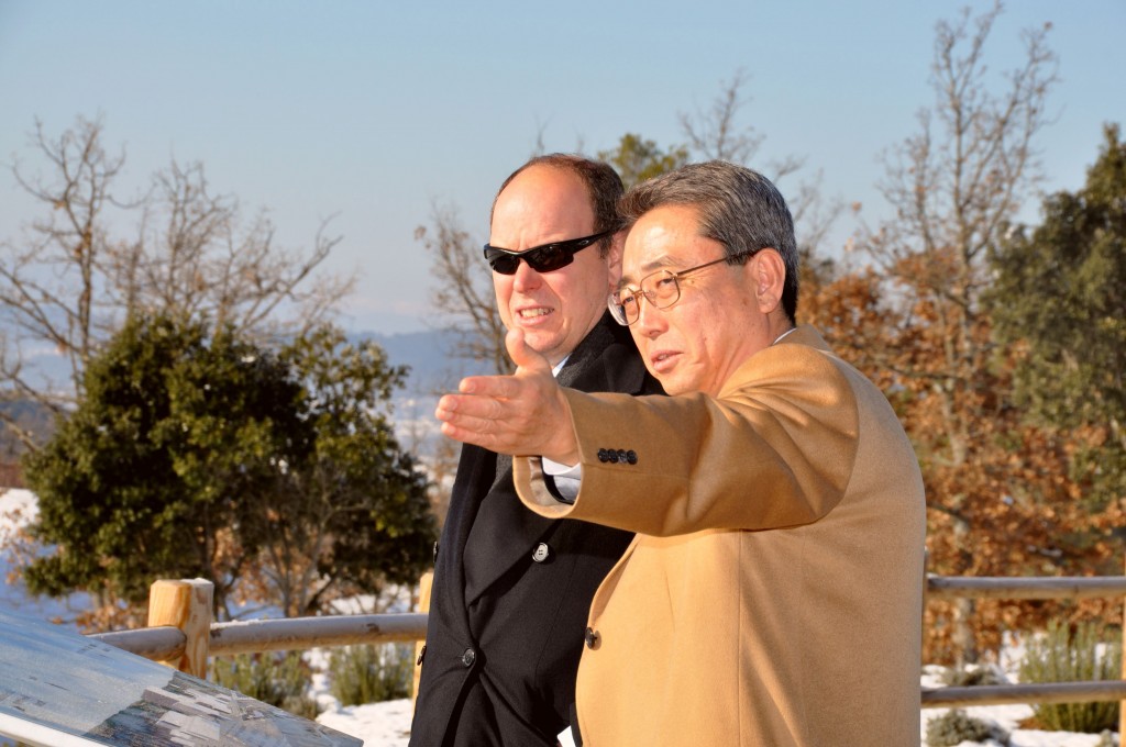 Standing by the platform, Director-General Kaname Ikeda points "the way" to Prince Albert II of Monaco. © CEA