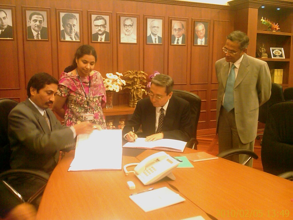 The Head of the Indian Domestic Agency, Shishir Deshpande (left) and Kaname Ikeda signing Procurement Arrangement 31. Also in the picture: Aparajita Mukherjee, ion cyclotron project manager at ITER India, and ITER Deputy Director-General Dhiraj Bora.