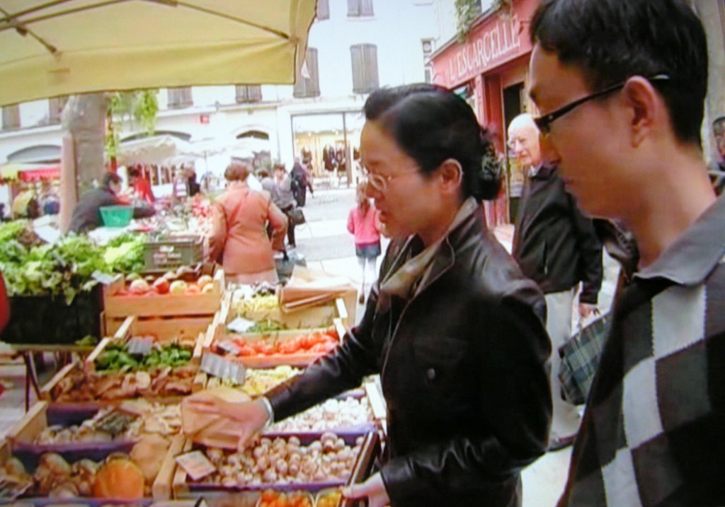 Join Hang Wang and his wife Lina at the Saturday market in Manosque and hear them talk about their experience of living in France.