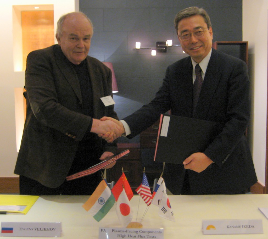 Academician Velikhov and ITER Director-General Kaname Ikeda after the signature of Procurement Arrangement #32 for the high heat flux testing of ITER's plasma-facing components.
