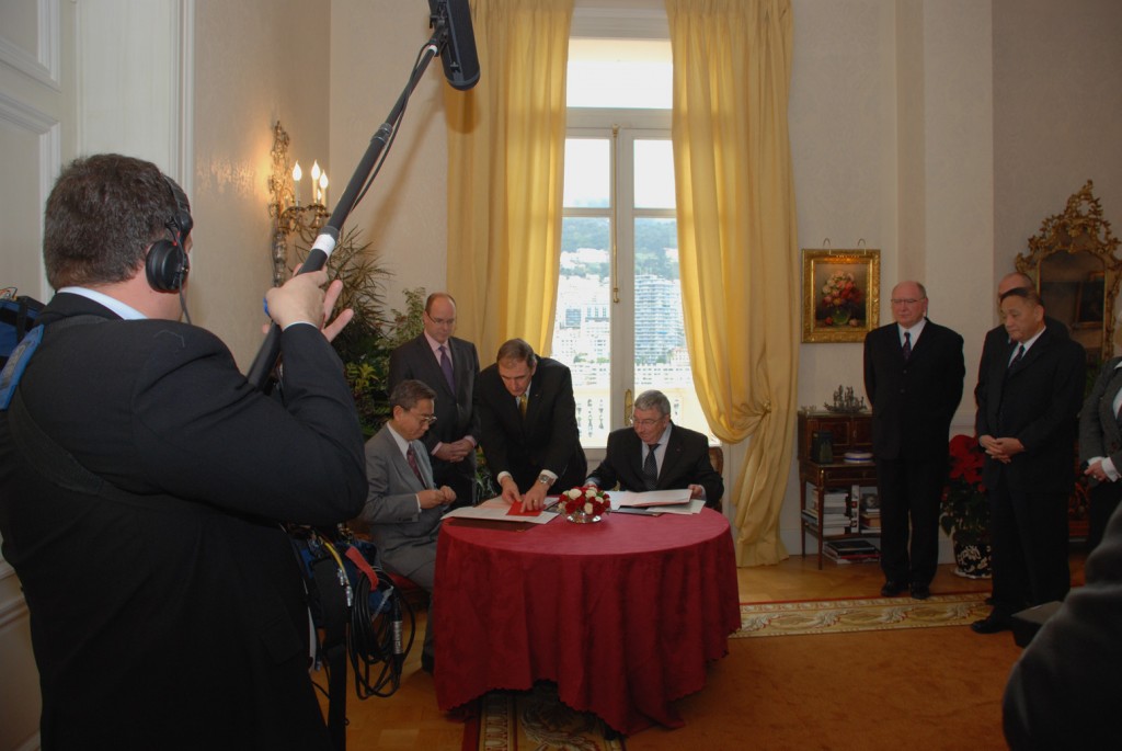 The signing ceremony in the State Palace.