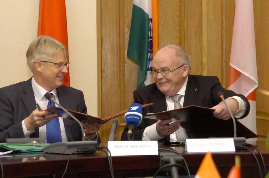 Signing ceremony: (left) Norbert Holtkamp, (right) Evgueny Velikhov.