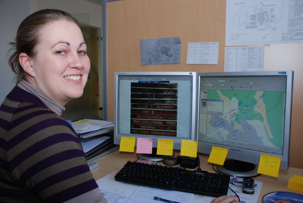 Emeline Canessa in front of her two screens showing the boreholes and their content.
