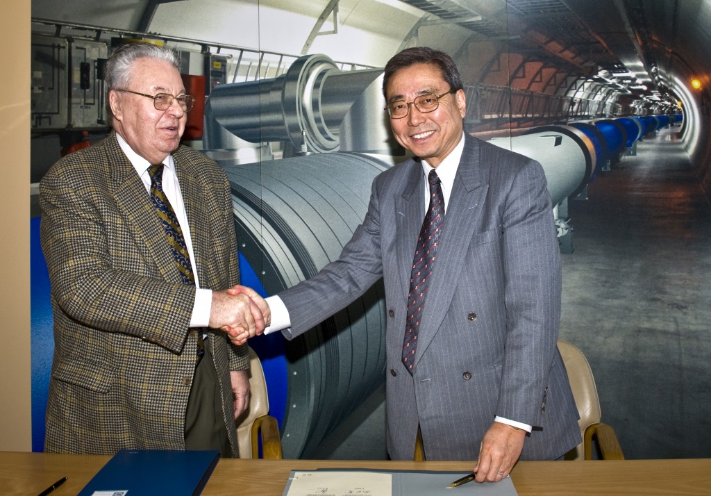 Robert Aymar (left) and Kaname Ikeda after the signing ceremony at CERN 