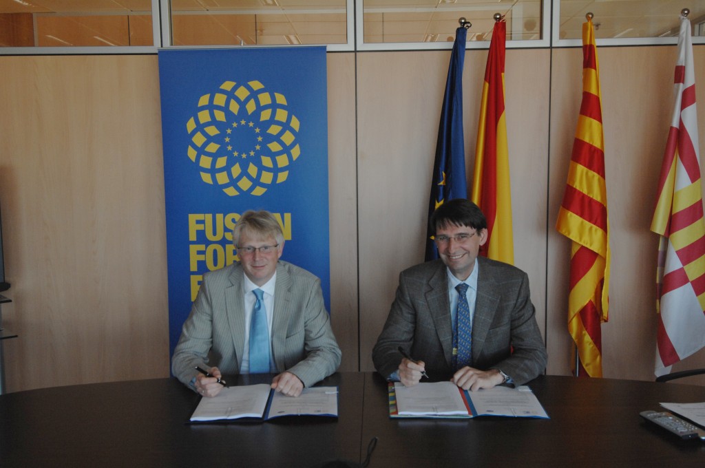 Signing the "Memorandum of Understanding": Norbert Holtkamp, Principal Deputy Director-General of ITER and Didier Gambier, Director of Fusion for Energy (F4E).
