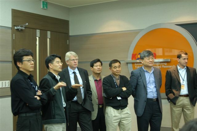 In the KSTAR control room: PDDG Norbert Holtkamp (centre), Kijung Jung and Gyung-Su Lee, the Heads of ITER Korea (4. and 2. from right), and Luigi Serio (right). 