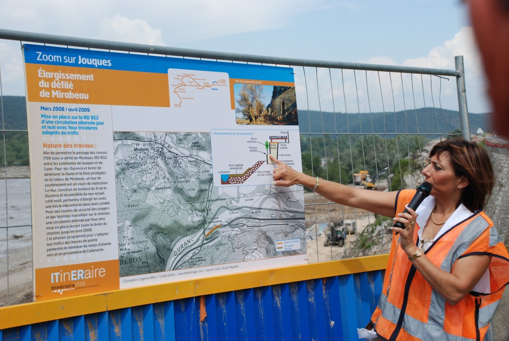 Nadja Fabre from Mission ITER, in charge of the road construction, explains the plan for the Pont de Mirabeau.