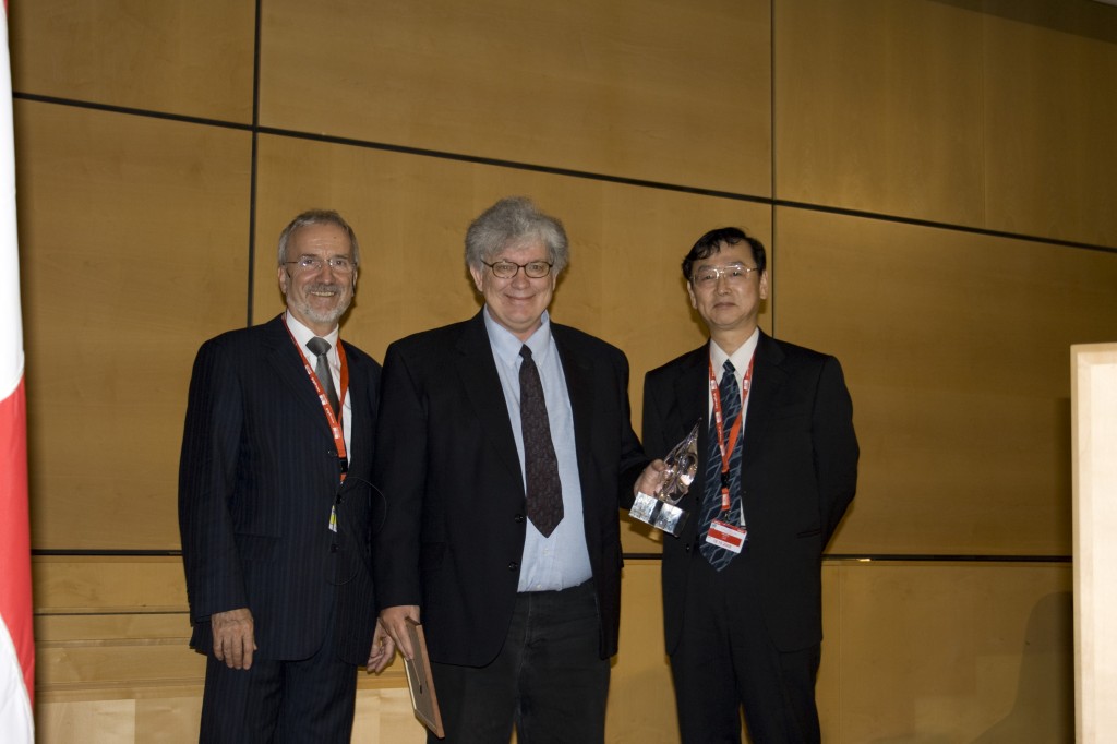 Todd Evans (centre) receiving the award from Werner Burkart, IAEA Deputy Director General (left), and Mitsuru Kikuchi, Chairman of the Nuclear Fusion Board of Editors (right).
Photograph taken by Robert Tye.