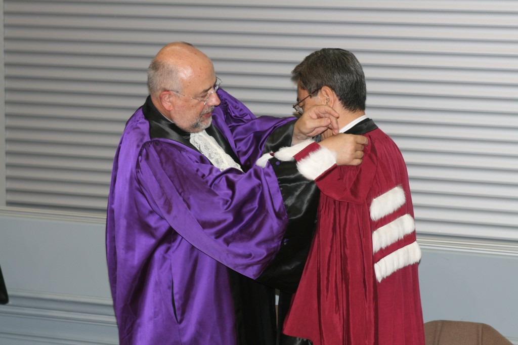 Jean-Paul Caverni, president of the Université de Provence, attaches the "ermine sash" to Director-General Ikeda's purple toga—thus making him a "Docteur honoris causa."