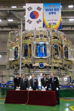 The KSTAR cryostat closure ceremony. From left to right: Lee Gyung-Su, Vice- President of NFRC, Chung Kun Mo, Former minister, Ministry of Science and Technology (MST), Kim Woo-Sik, Vice Prime-Minister of MST, Chae Yung bog, Former minister of MST, and Shin Jae-In, President of NFRC.