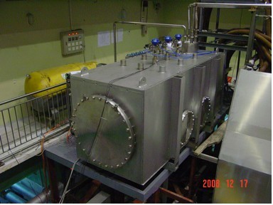 Test cryostat; i.e., cryogenic vacuum vessel containing the HTS current leads.