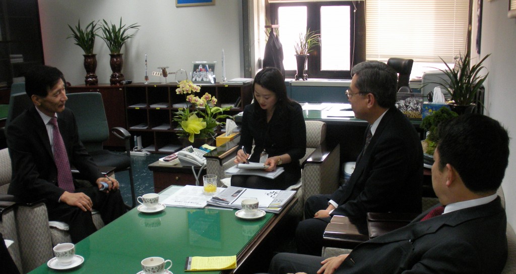 Director-General Ikeda meets Vice Minister Kim Jung-Hyun and Assistant Minister Lee Sang-Mok of the Ministry of Education, Science & Technology of Korea on 27 February.