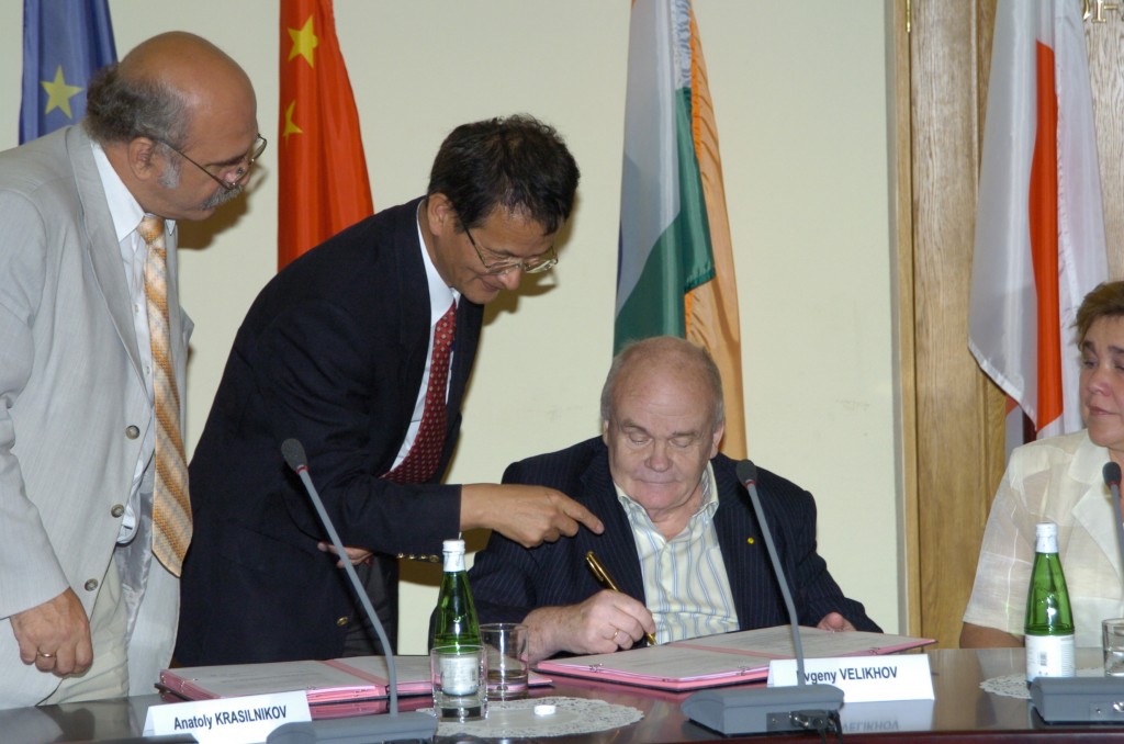 Academician Evgeny Velikhov (right), President of the Kurchatov Institute and Vice-Chair of the ITER Council, signing the Procurement Arrangement on behalf of the Russian Federation with Anatoli Krasilnikov (left), head of the Russian Domestic Agency, and Kimihiro Ioki, head of the Vacuum Vessel Division, assisting.