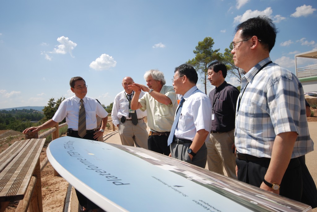 The assessors taking a break: Jean-Michel Botterau of Agence Iter France explaining the different stages of the site preparation to Professor Won Namkung, the Chairman of the Management Assessment Team (3rd from right with Director-General Kaname Ikeda on the left). 