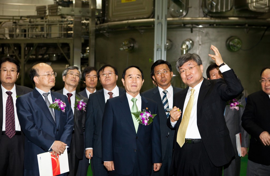 Ahn Byung-Man, minister of education, science and technology; Kim Choon-Jin, member of the Korean National Assembly; and Min Dong-Pil, director of the Korean Research Council of Fundamental Science and Technology (KRCF), are listening to Lee Gyung-Su, president of the National Fusion Research Institute (NFRI) introduce the Korea Superconducting Tokamak Advabed Reactor (KSTAR). 