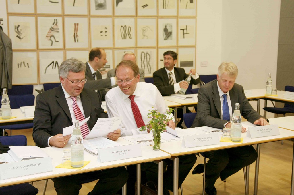 Chairman of the Friends, Hans-Dieter Harig (centre), former CEO of energy group e.on, and ITER Principle Deputy Director-General Norbert Holtkamp (right).  (Click to view larger version...)