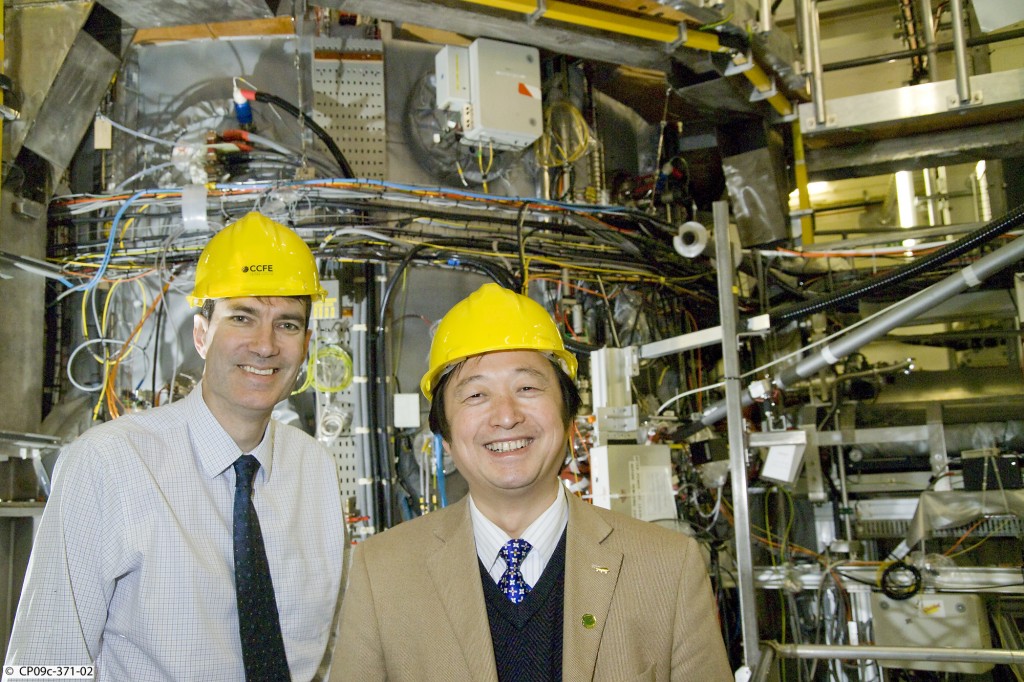 Professor Jiangang Li with Steve Cowley, Director of the Culham Science Centre.