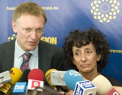 EU Commissioner for Research, Janez Potočnik, and Spanish Minister for Science and Education, Mercedes Cabrera Calvo-Sotelo, during the press conference.