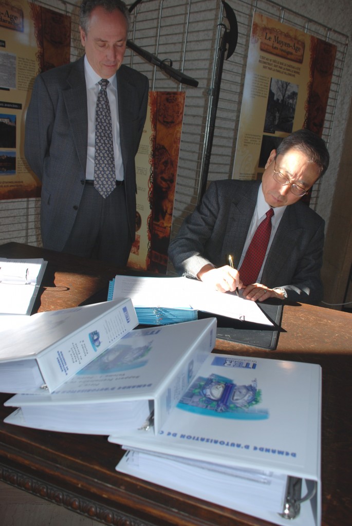 It is done! Carlos Alejaldre watches ITER DG Kaname Ikeda signing the Safety Files.