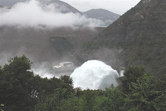 Floodgates at Serre-Ponçon were opened last Wednesday night, adding 100 cubic meters every second to the already rain-swollen Durance. Photo: Maurice Fortoul