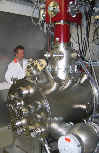 High heat flux test facility JUDITH 2 installed in the Hot Materials Laboratory at Forschungszentrum Julich