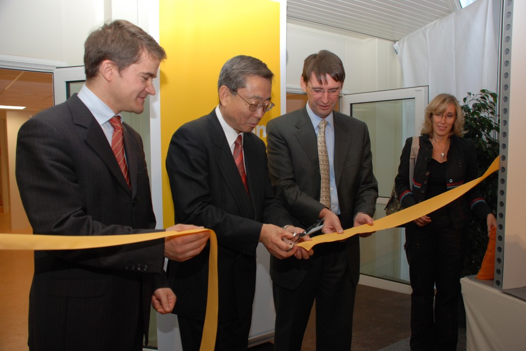 The long-anticipated moment: François Gauché (Agence Iter France), ITER Director-General Kaname Ikeda, and Didier Gambier (European Domestic Agency) cut the ribbon.