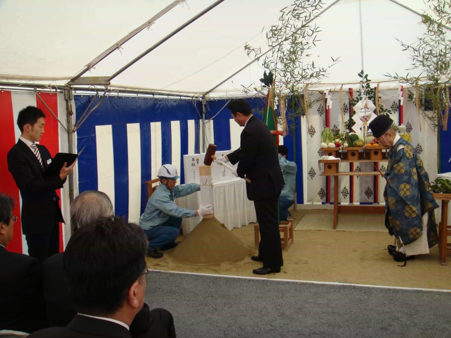 Representatives from Nippon Steel Engineering symbolically breaking ground during the ceremony.