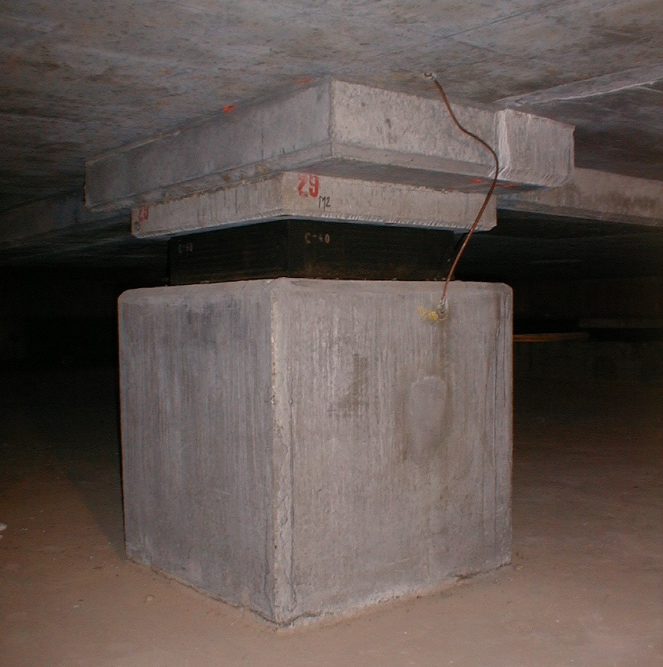 A seismic pad—here at the CEA's "STAR" reactor—sandwiched between the upper and the lower concrete basemat.