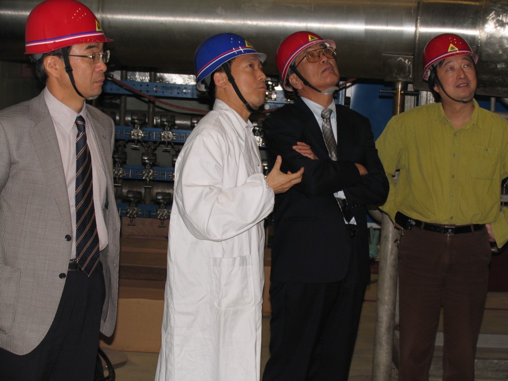 Songtao (white coat), introducing the EAST tokamak to Drs. Shimomura and Tada. (Click to view larger version...)