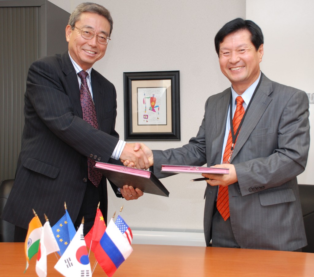 ITER Director-General Kaname Ikeda and the head of the Korean Domestic Agency, Kijung Jung, after the signature. (Click to view larger version...)