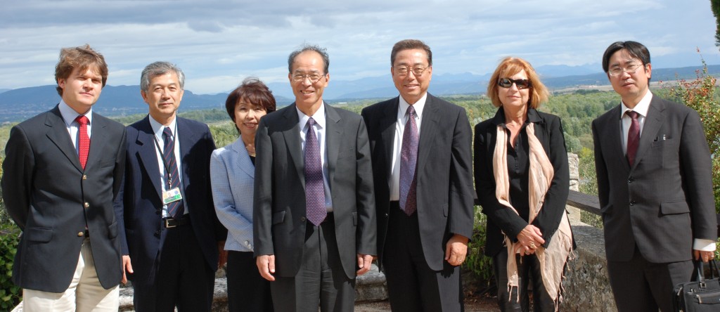 Kaname Ikeda welcoming Ambassador Yasuo Saito from the Japanese Embassy in France. (Click to view larger version...)